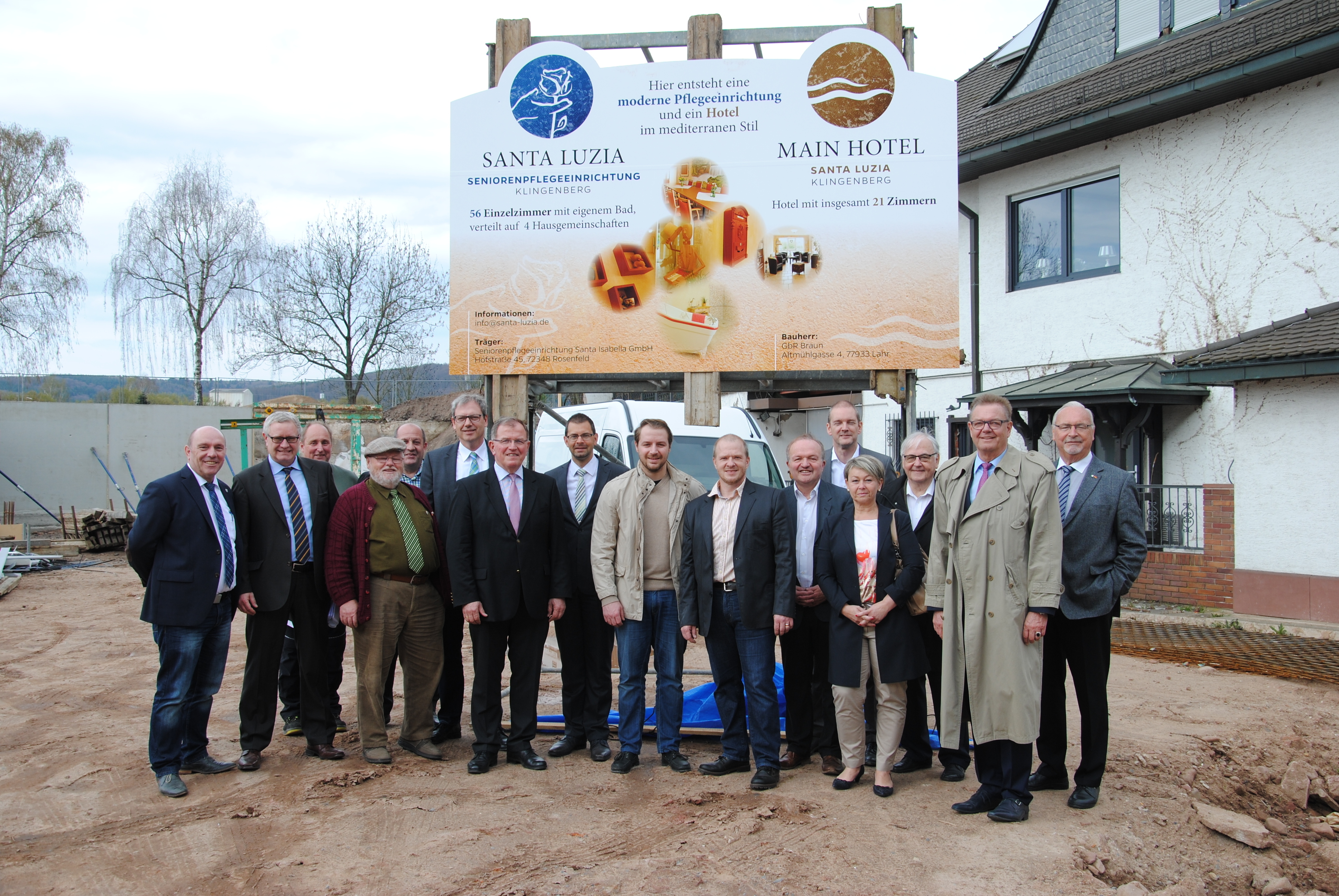 Beim offiziellen Baubeginn des Neubauprojekts „Seniorenpflegeeinrichtung Santa Lucia“ in Klingenberg waren viele Ehrengäste anwesend.