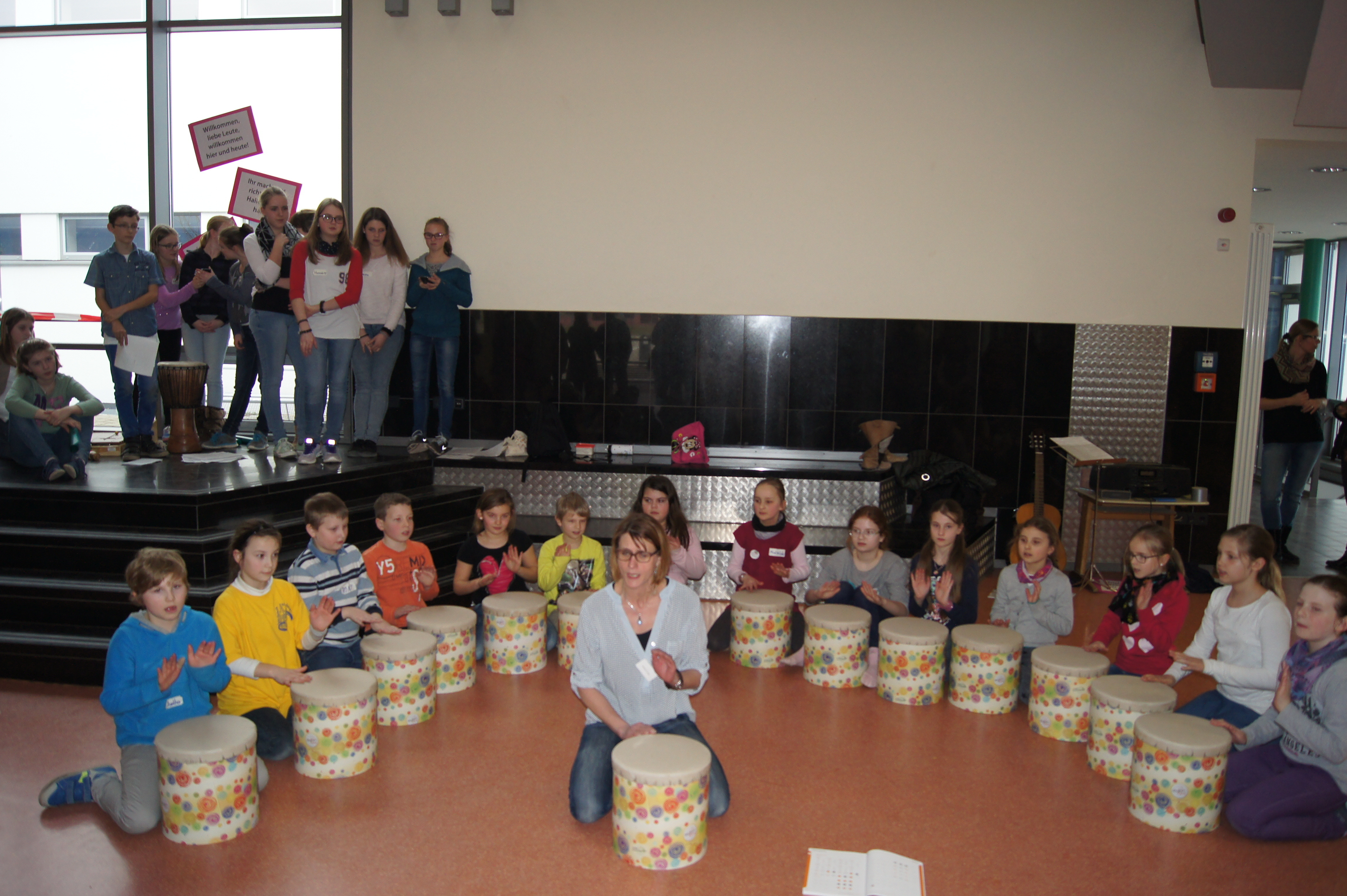 Viel Spaß hatten die Kinder beim Trommeln und Singen mit Dozentin Almut Lang. Foto: Susanne Flicker