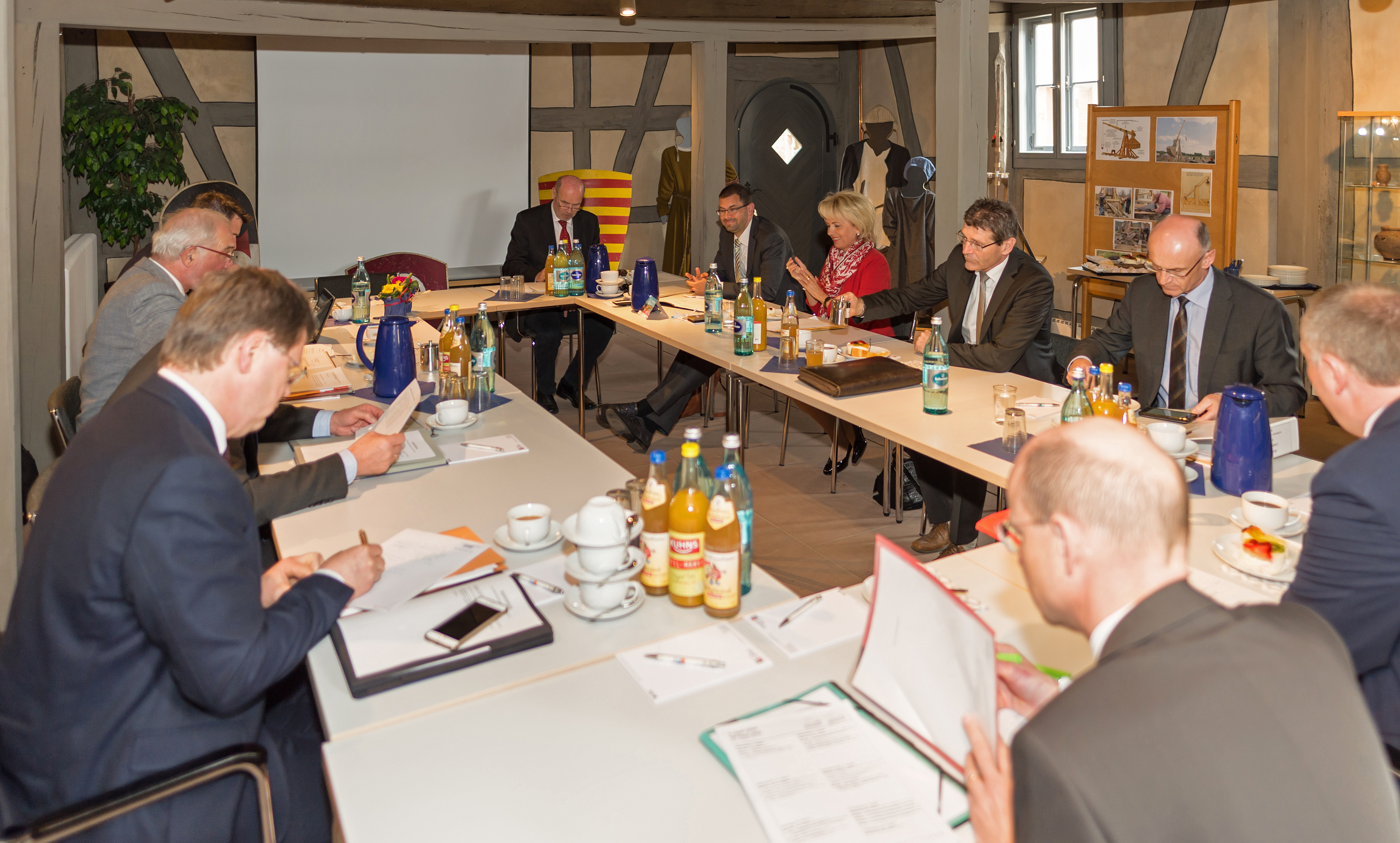 Im Erdgeschoss des historischen Eschauer Rathauses sprachen Regierungspräsident und Landräte über Themen wie Verkehr und das Kommunalinvestitionsprogramm.