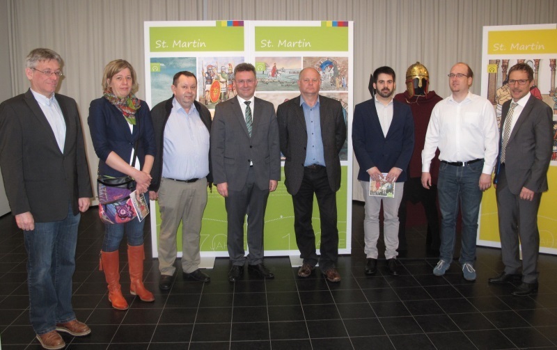 Eine Delegation aus dem ungarischen Komitat Vas mit dem Präsidenten Lászlo Majthényi (3. v. l.) empfing Landrat Dr. Achim Brötel in den Tagen nach Ostern. Auf dem Programm stand unter anderem ein Besuch im Römermuseum Osterburken mit der Sonderausstellung des Landkreises „St. Martin … war ein guter Mann“.