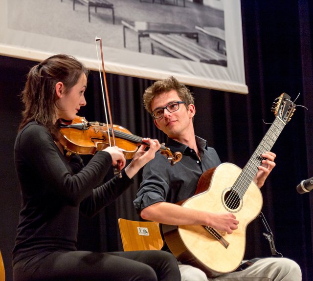 Zwei Ausnahmemusiker gemeinsam auf der Bühne: Anne Luisa Kramb (Violine) und Florian Brettschneider (Gitarre).