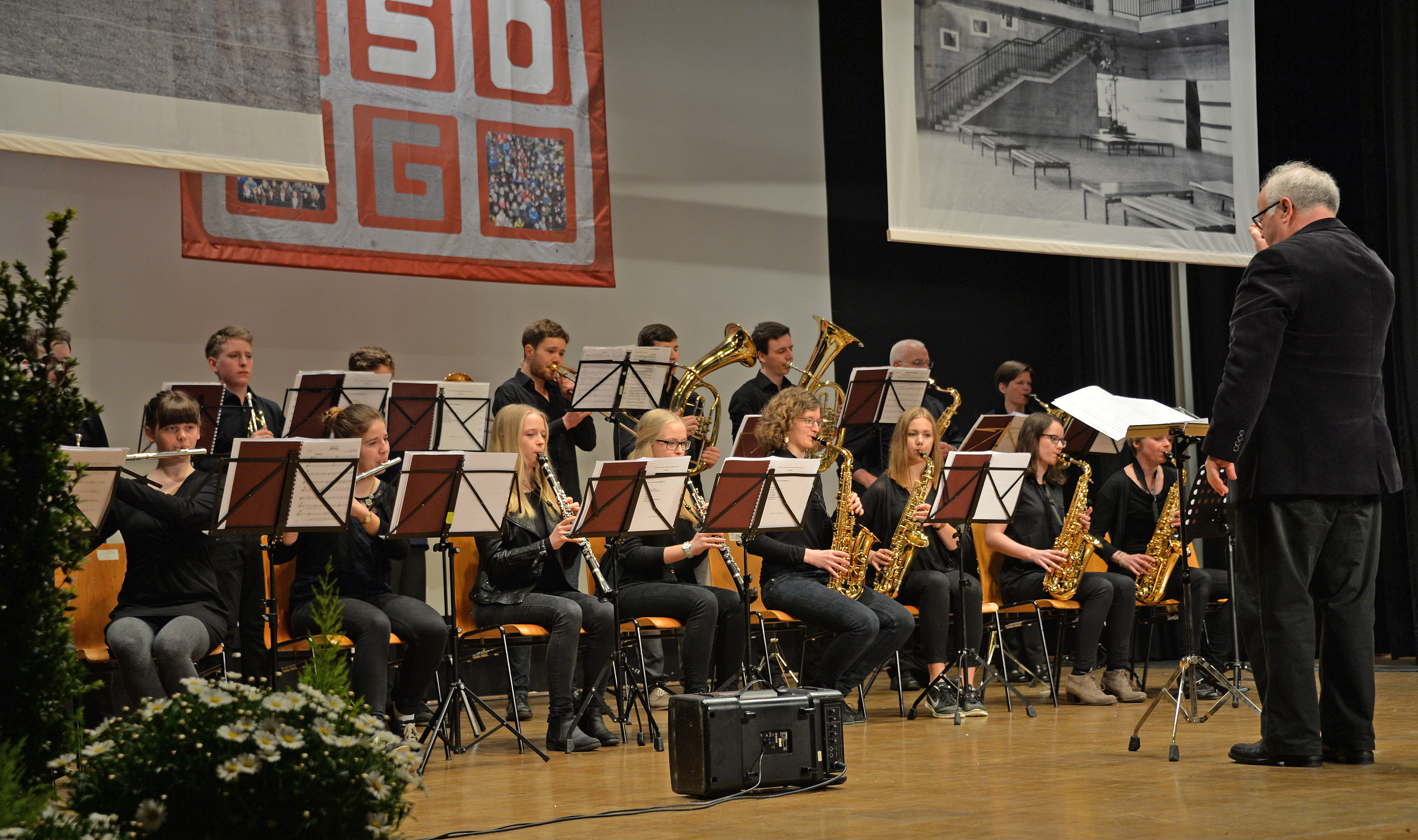 Von der Festouvertüre „Fanfare und Triumph“ bis zum „Final Countdown“ brachte die Big-Band des HSG Stimmung in die Frankenhalle.