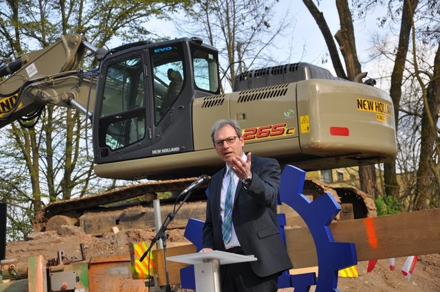 Stellvertretender Landrat Thomas Zöller konnte aus seiner ehem. THW-Mitgliedschaft gekonnt zum Neubau überleiten.