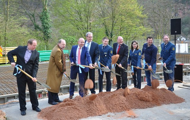 Der Spatenstich - Werner Schuster (BIMA), Helmut Demel (Bürgermeister), Alexander Hoffmann (MdB), Thomas Zöller (stellv. Landrat), Stefan Wolf (Ortsbeauftragter), Bernd Rützel (MdB), Christina Vogt (Helfersprecherin), Christian Würzberger (Brandel-Bau), Klaus Labitzke (THW LV Bayern).