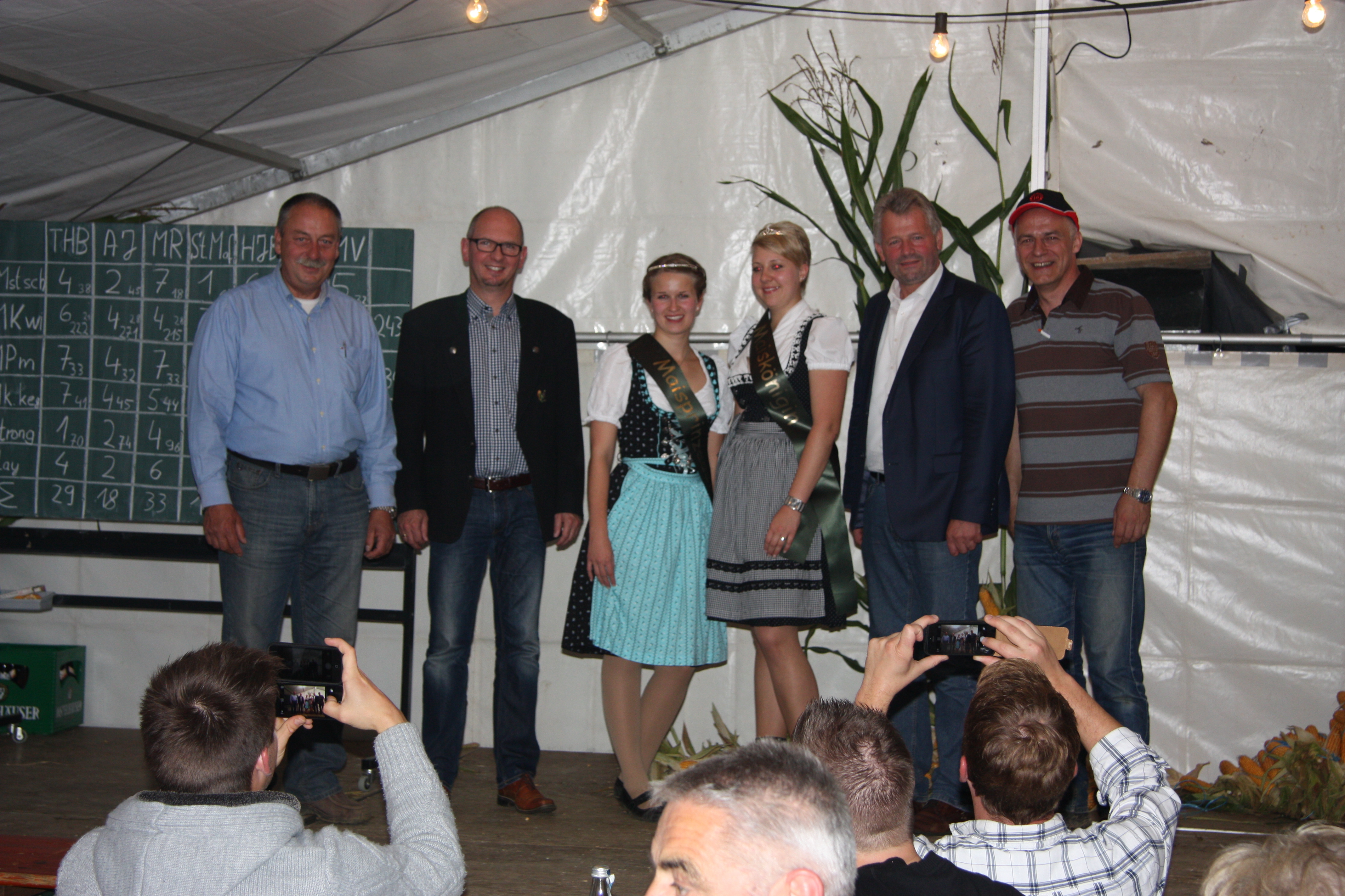 Altheimer Maistage 2014. Das Bild zeigt von links nach rechts: Altheims Ortsvorsteher Hubert Mühling, Bürgermeister Markus Günther, Maisprinzessin Claudia Heck, Maiskönigin Christina Stang, MdB Alois Gerig und den Vorsitzenden des MGV-Altheim Georg Sans
