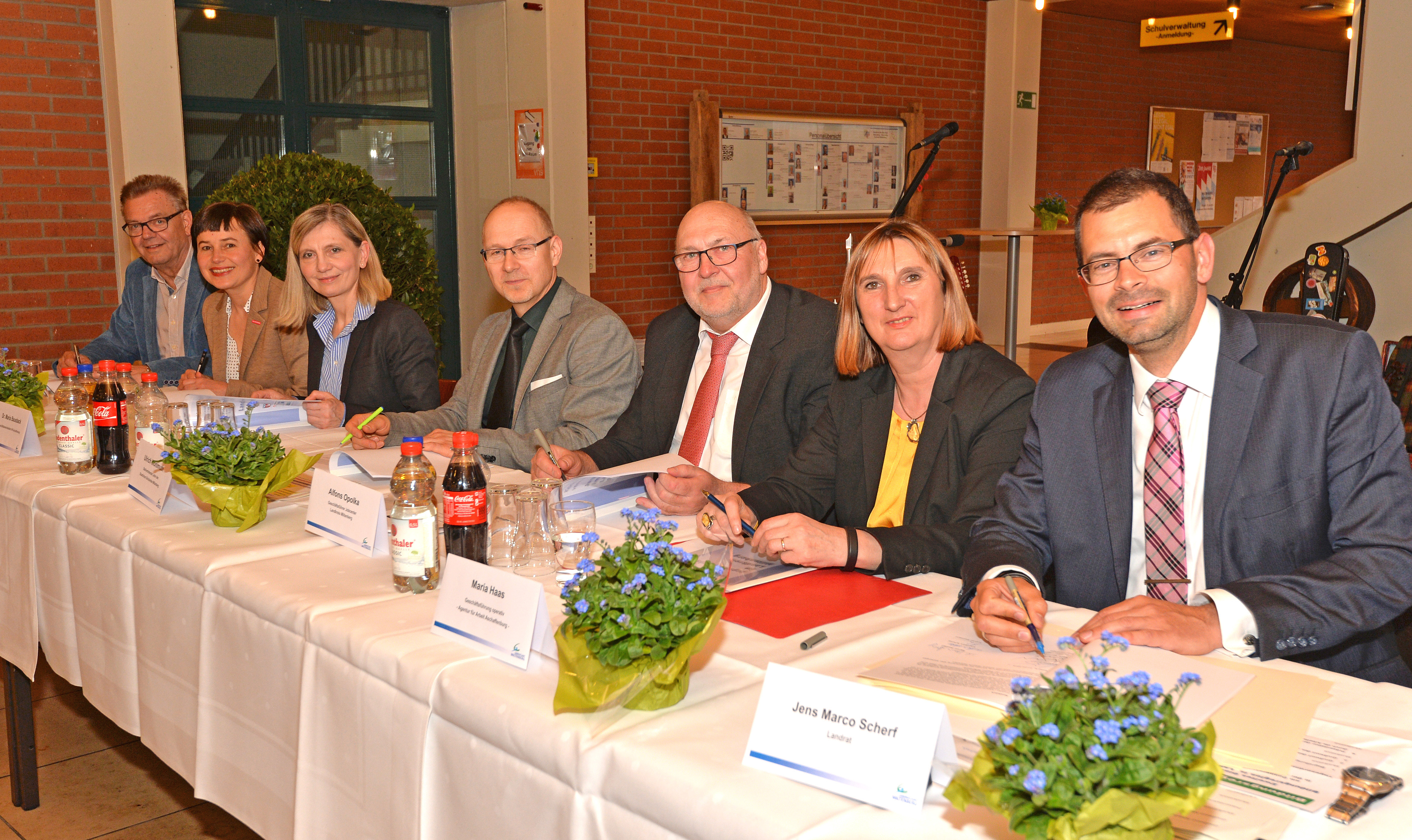 Sie unterzeichneten die Kooperationsvereinbarung „Jugend stärken im Landkreis Miltenberg“ (von links): Günther Oettinger (Gemeindetag), Andrea Sitzmann (Handwerkskammer), Dr. Maria Bausback (IHK), Ulrich Wohlmuth (Schulamt), Alfons Opolka (Jobcenter), Maria Haas (Agentur für Arbeit) und Landrat Jens Marco Scherf.