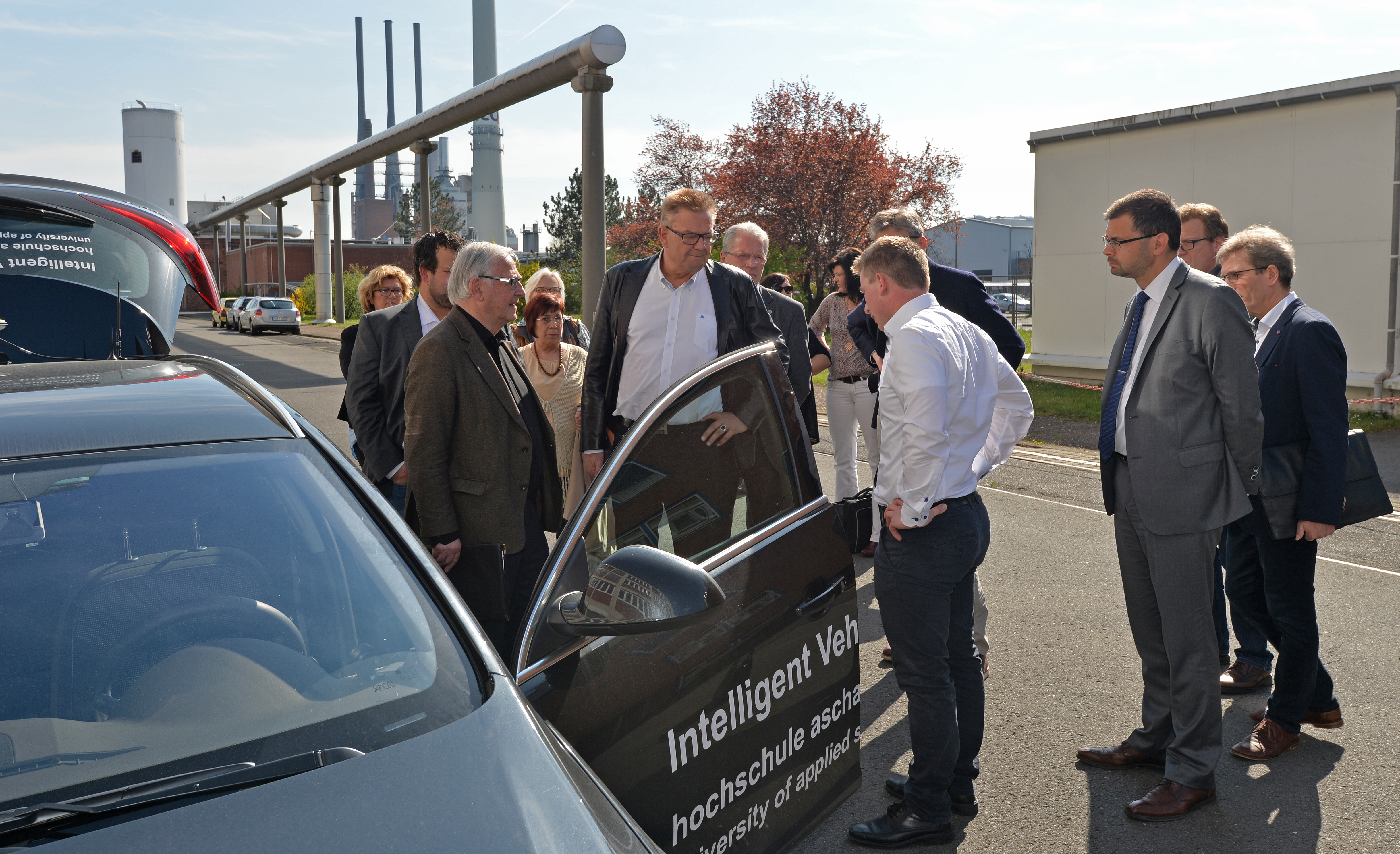 Welche Fortschritte das autonome Fahren in den letzten Jahren gemacht hat, stellte Niklas Geiss (im weißen Hemd) den Mitgliedern des Kreisausschusses dar.