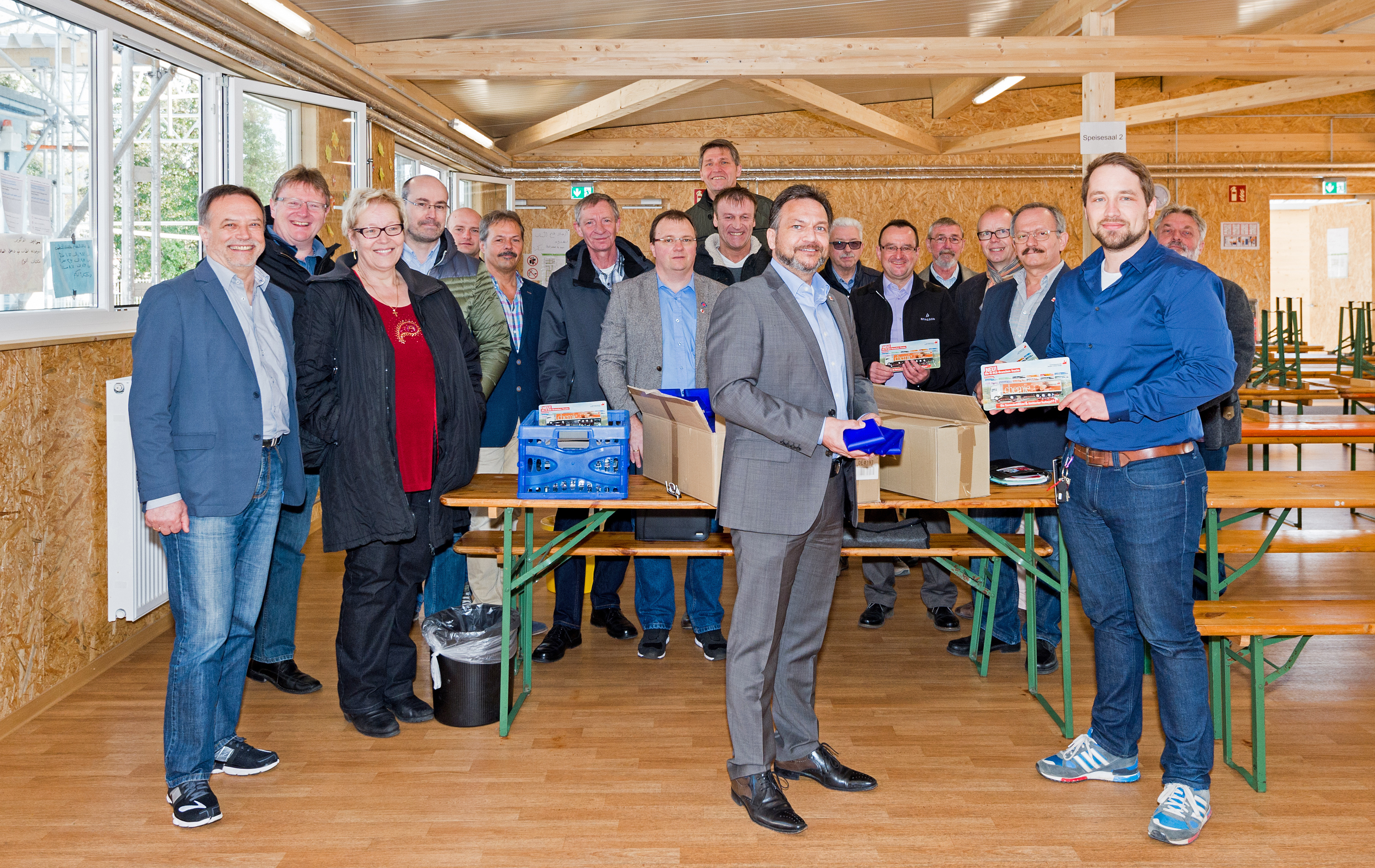 Holger Kempf, IG-Bezirksleiter Mainfranken (links), überreichte an Einrichtungsleiter Tim Steinbart 300 Erste-Hilfe-Sets sowie einen Karton voller Mini-Lastwagen für Kinder.