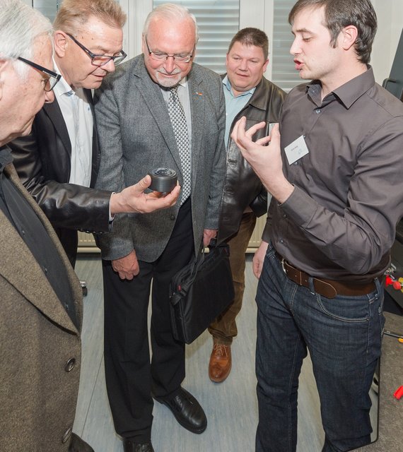 Mit welcher Präzision Laser arbeiten, zeigte Stefan Rung (rechts) am Beispiel eines Werkstücks.