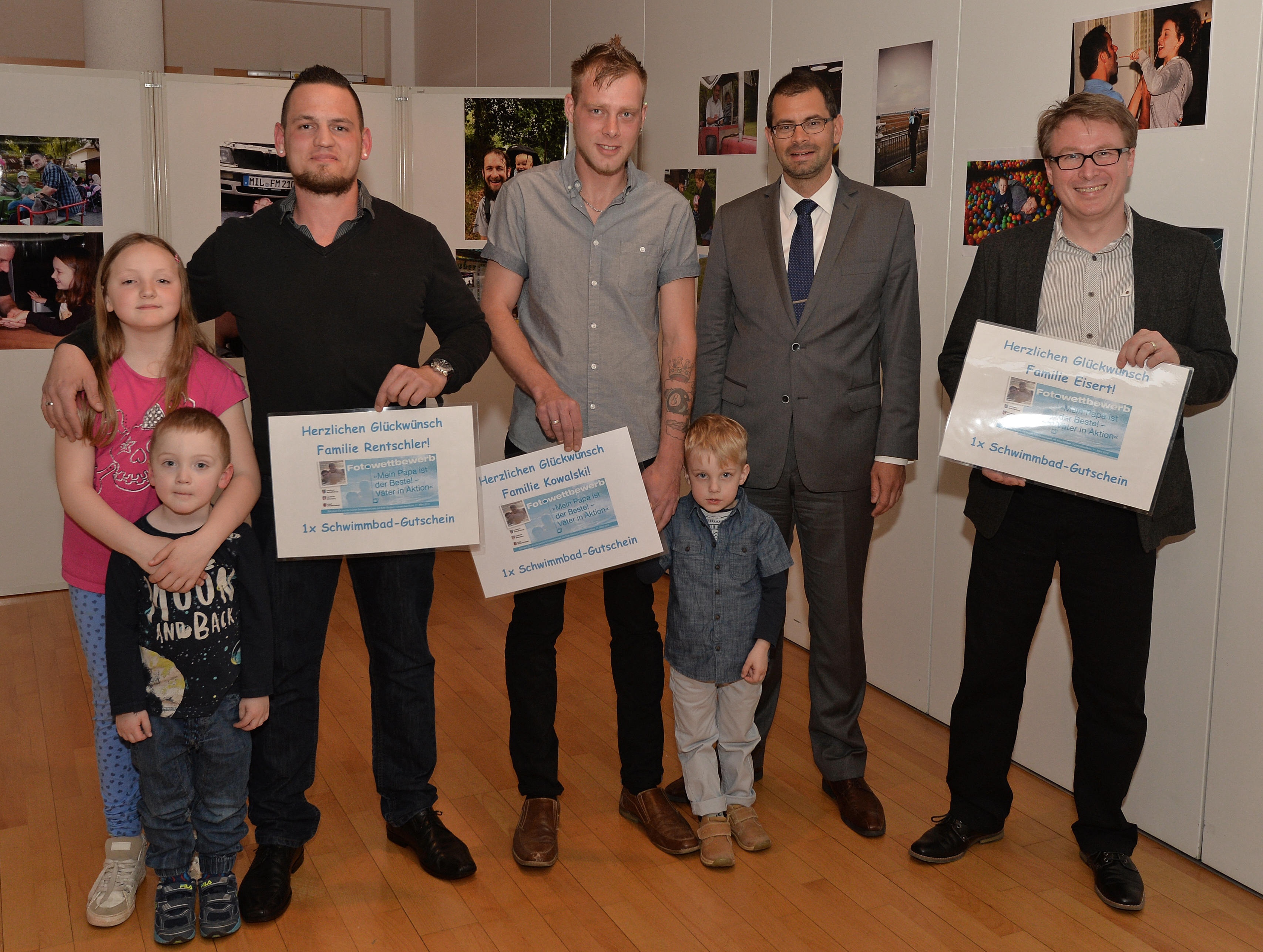 Auszeichnungen für gelungene Bilder des Fotowettbewerbs „Mein Papa ist der Beste“ mit (von links) Dominik Rentschler, Maikel Kowalski, Landrat Jens Marco Scherf und Harald Eisert.