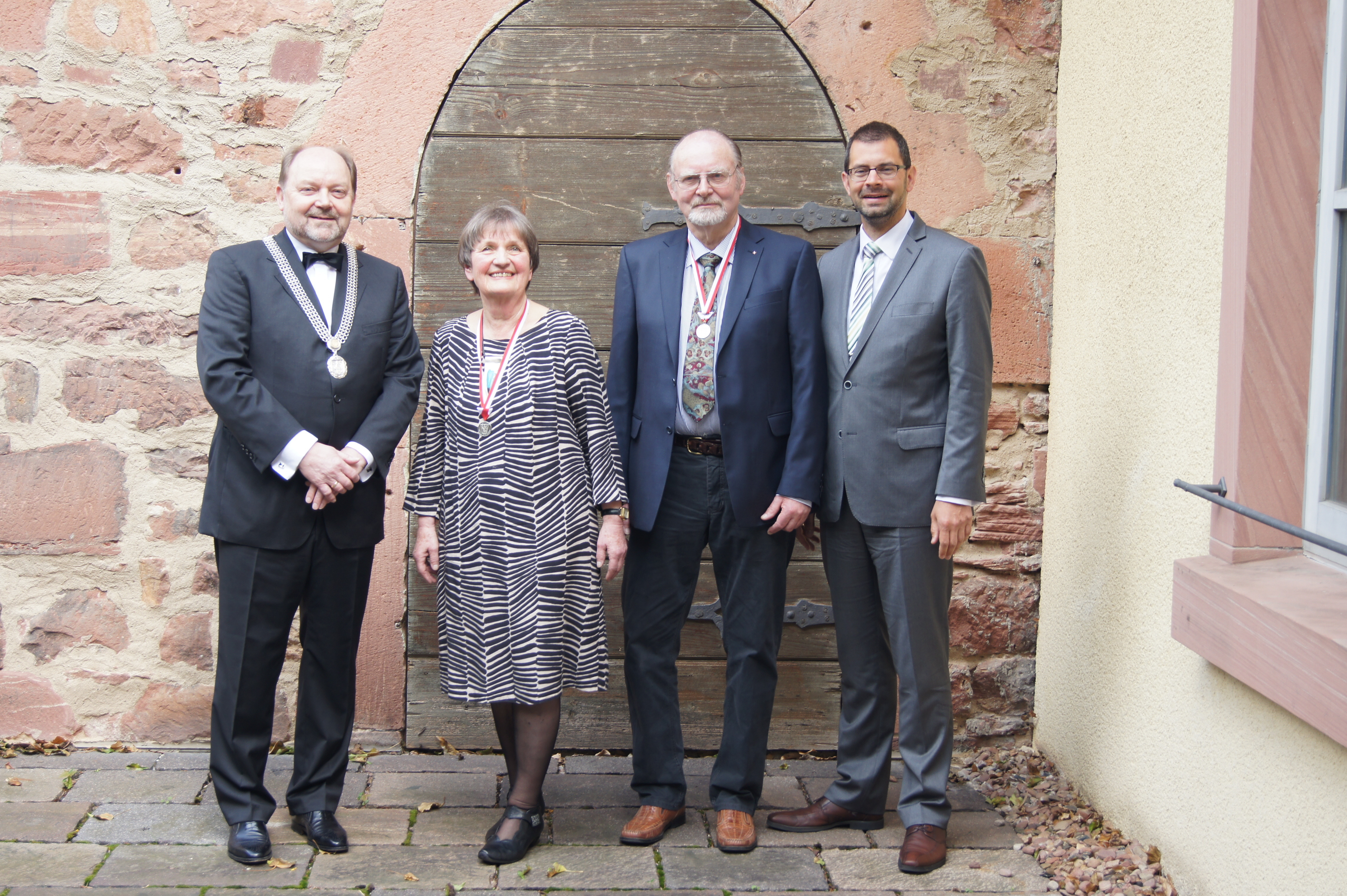 von links: Bürgermeister Helmut Demel, Elisabeth Büchler, Hellmut Lang, Landrat Jens Marco Scherf.