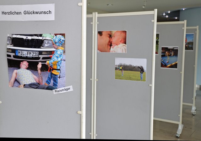 Noch bis Ende April ist eine Auswahl der schönsten Bilder des Fotowettbewerbs „Mein Papa ist der Beste“ im Foyer des Landratsamts in Miltenberg zu sehen.
