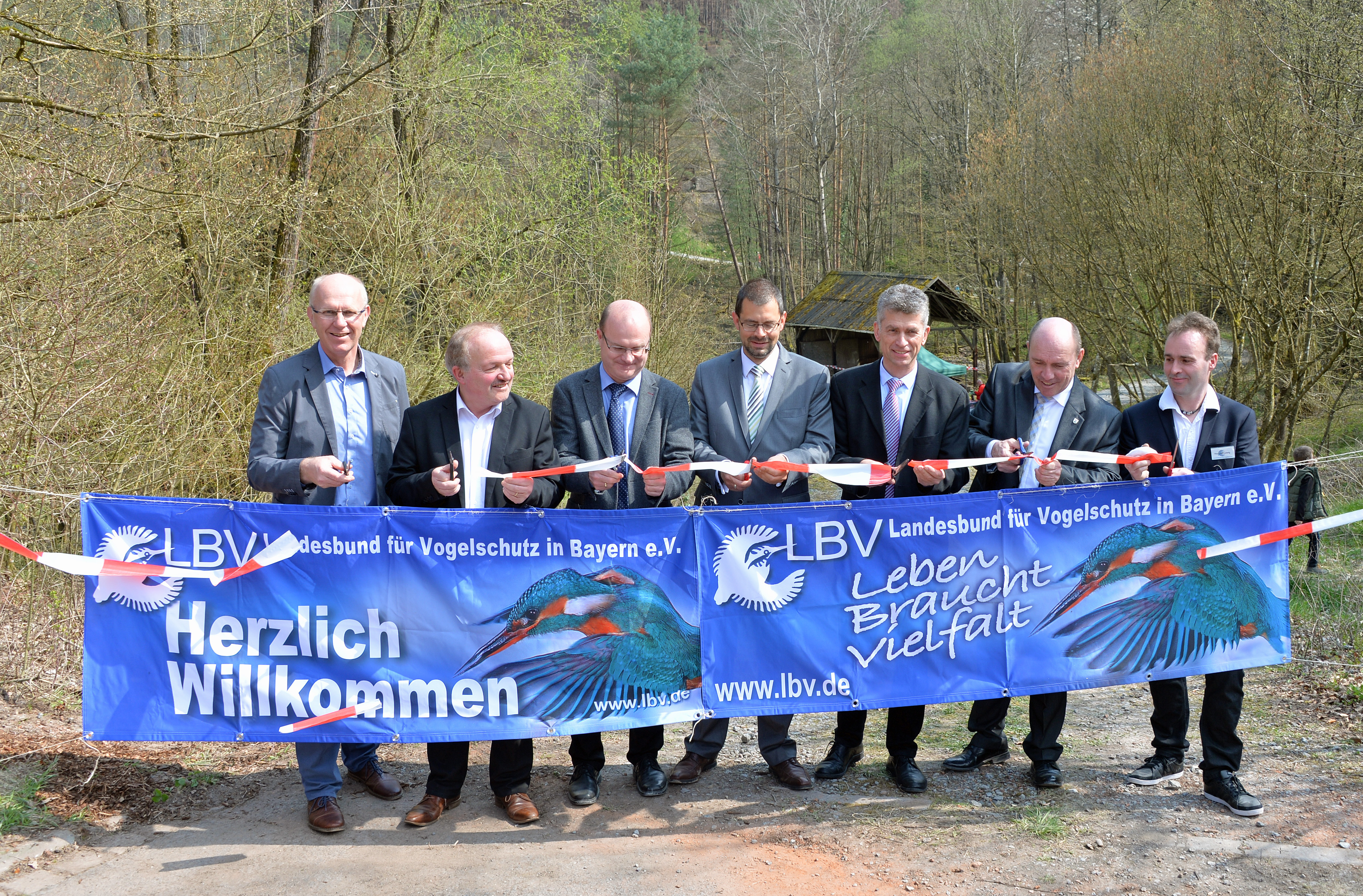 Offizielle Eröffnung der Pflegestation für verletzte Eulen und Greifvögel mit (von links): Wolfgang Fuchs (LEADER-Koordinator Unterfranken), Landtagsabgeordneter und BN-Kreisvorsitzender Dr. Hans-Jürgen Fahn, Dr. Norbert Schäffer (Landesvorsitzender LBV), Landrat Jens Marco Scherf, Bertram Eidel (Regierung von Unterfranken), Bürgermeister Ralf Reichwein und Thomas Ludwig (Kreisvorsitzender LBV).