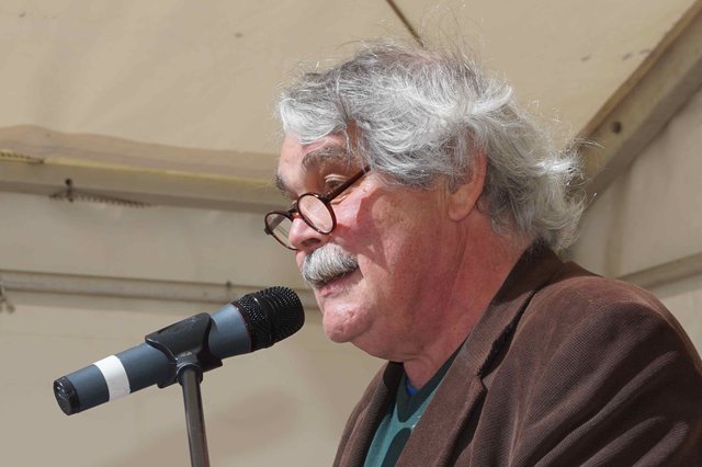 Abschließend ein Zitat von Rainer Tropp, dem hiesigen Dorferneuerungsarchitekten, aus seinem Gedicht zur Einweihung der "Rücker Mitte": " Die meisten Ziele sind erreicht  / gestärkt ist nun die Dorfgemeinschaft / sie hat mit viel Elan gezeigt / wie Wandel geht mit Plan und Kraft. / So lasst uns nun das Glas erheben / zusammen mit der großen Bitte / Erfüllt das Zentrum jetzt mit Leben / denn Losung war >>zuRück zur Mitte."