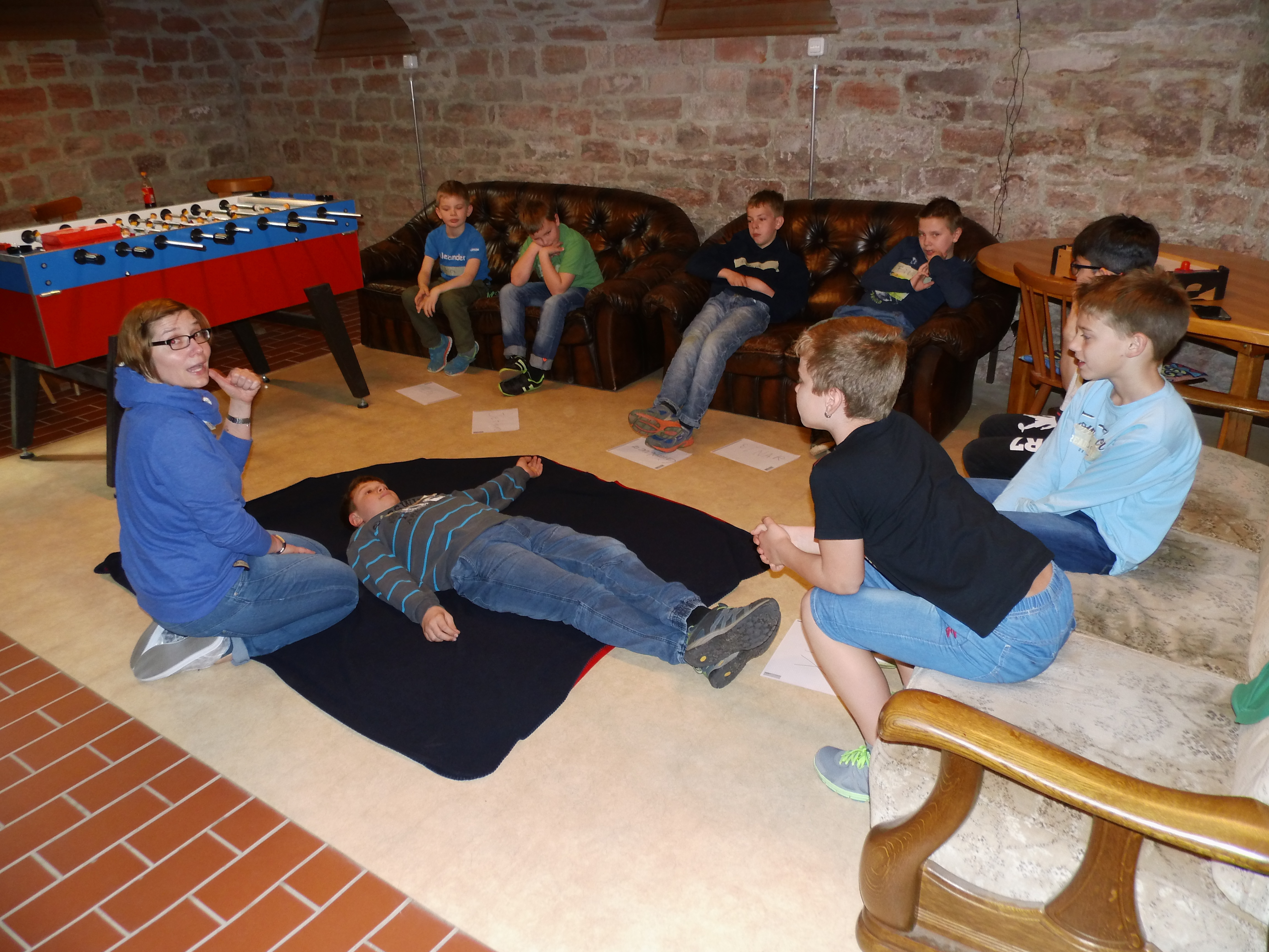 "Ypsi" > Yvonne Fries vom BRK mit den Mömlinger JuZ - Kids beim Ersthelfer - Kurs