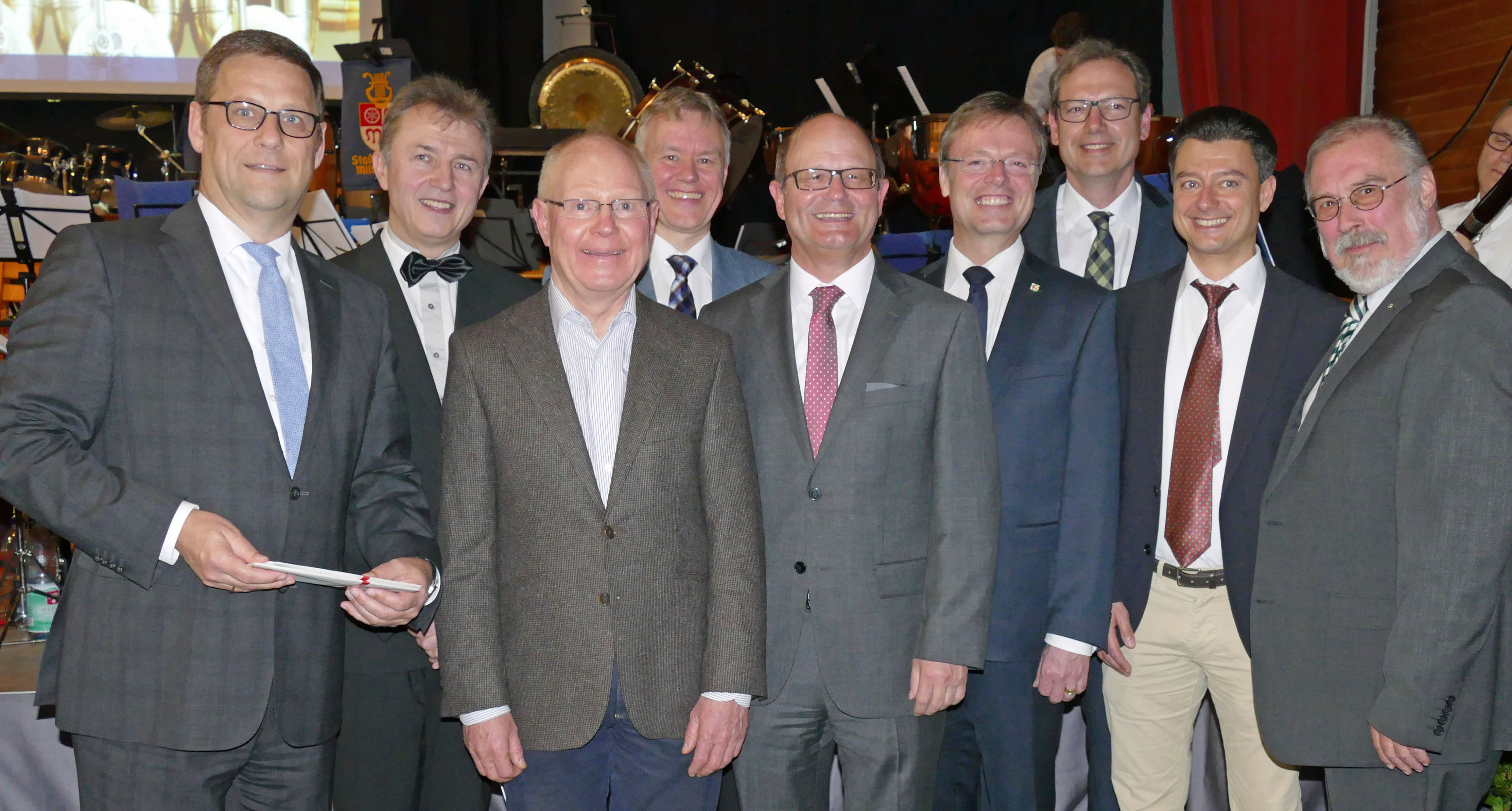 Die Sparkasse Miltenberg-Obernburg und ihre Kulturstiftung unterstützen die Musikschulen im Landkreis mit 10.800 Euro. . Auf unserem Foto von links: Thomas Feußner (Sparkassen-Vorstandsvorsitzender), Waldemar Stockert (Musikschule Miltenberg), Werner Schuck (Musikschule Erlenbach), Rainer Hanten (Musikschule Obernburg), Bürgermeister Michael Berninger (Erlenbach), Bürgermeister Dietmar Fieger (Obernburg), stv. Landrat Thomas Zöller, Holger Blüder (Musikschule Obernburg), Klaus Huhn (2. Bgm. Miltenberg)