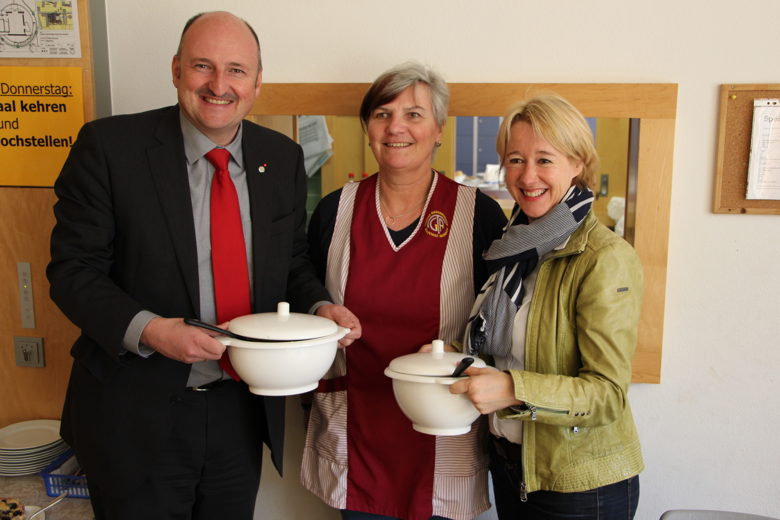 Bernd Rützel und Martina Fehlner mit Marion Hartmann (Küche)
