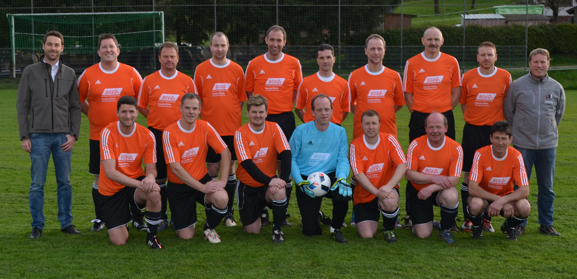 Bildlegende: AH SG Laudenberg/Wagenschwend in den neuen Trikots, dem neuen Adidas-Ball sowie BGV-Kundenbetreuer Dominic Müller (links)