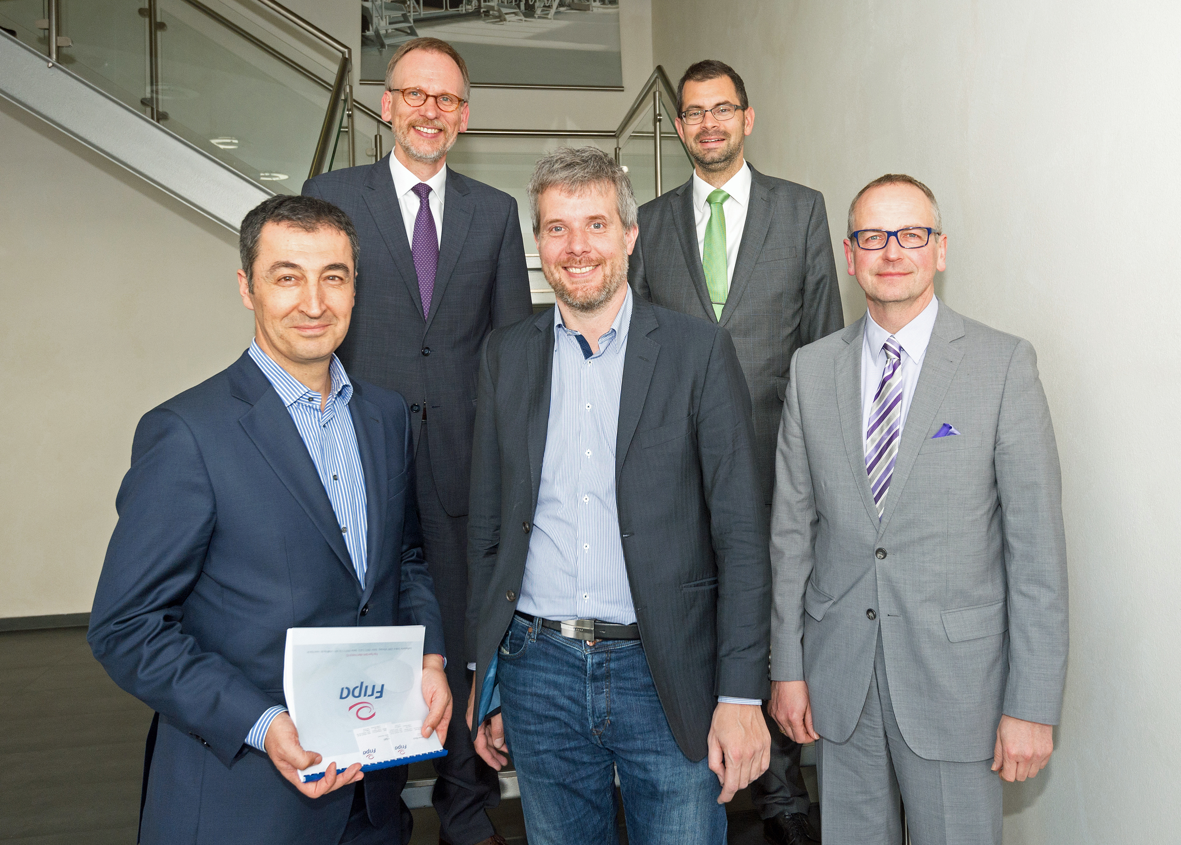 Politbesuch in der Fripa mit (vorne von links) Cem Özdemir (Bundesvorsitzender von Bündnis 90/Die Grünen), Dieter Janecek (Wirtschaftspolitischer Sprecher von Bündnis 90/Die Grünen) und Fripa-Geschäftsführer Andreas Noack sowie (hinten von links) Fripa-Geschäftsführer Torsten Bahl und Landrat Jens Marco Scherf.