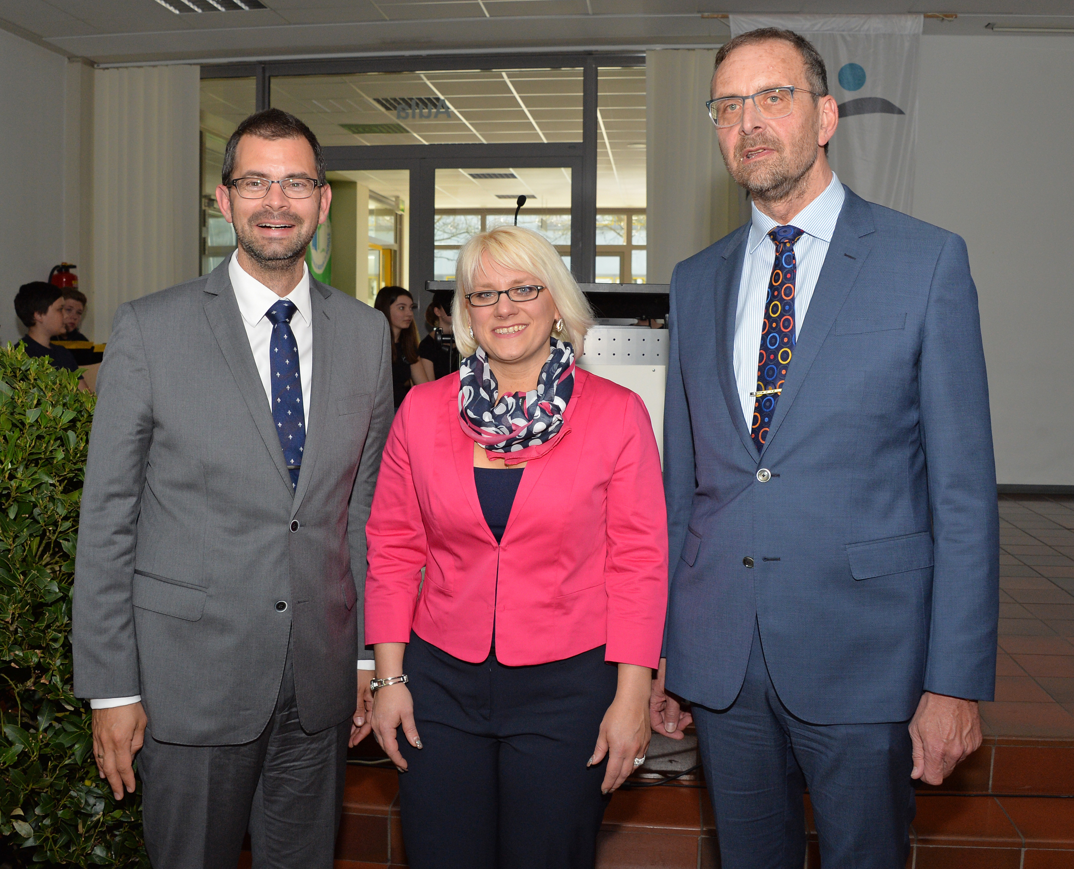 Landrat Jens Marco Scherf (links) und der Ministerialbeauftragte für die Realschulen in Unterfranken, Karlheinz Lamprecht, freuen sich auf gute Zusammenarbeit mit Silke Bundschuh, der neuen Leiterin der Realschule.