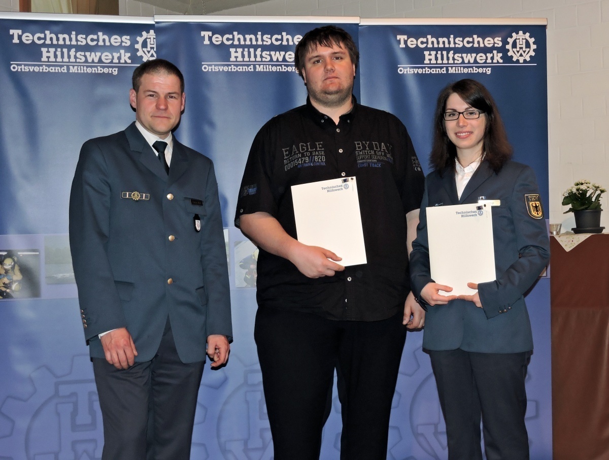 Das Helferzeichen in Gold wurde durch Ortsbeauftragten Stefan Wolf an Christian Knapp sowie Christina Vogt verliehen.