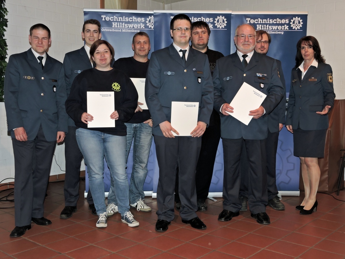 Für langjährige Mitgliedschaft im THW wurden Dominik Huller, Katrin Ankenbrand, Achim Schneider, Alexander See, Ruthard Zipf von Ortsbeauftragten Stefan Wolf (links) sowie Geschäftsführerin Karin Munzke (rechts) geehrt.