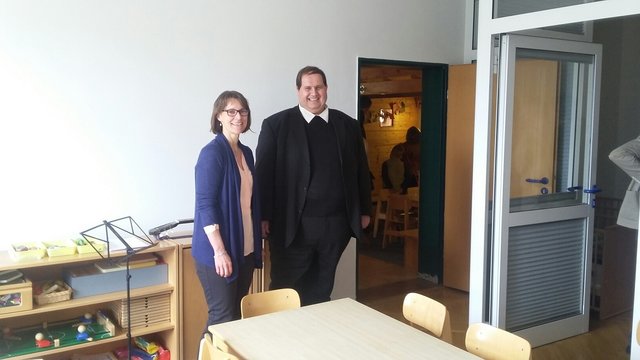 Kindergartenleiterin Ilka Pfannenschmidt und Pfarrer Christian Wöber besichtigen den Intensivraum.