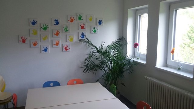 In der neuen Küche gibt es diesen Esstisch für die gemeinsamen Mahlzeiten der Kinder.