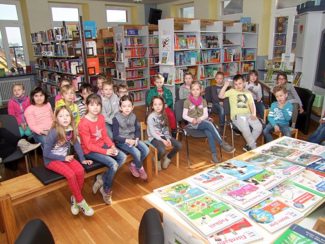 Erstleser aus der der Gotthard-Grundschule Weilbach zu Gast in der Bücherei bei der Aktion Lesekompass.