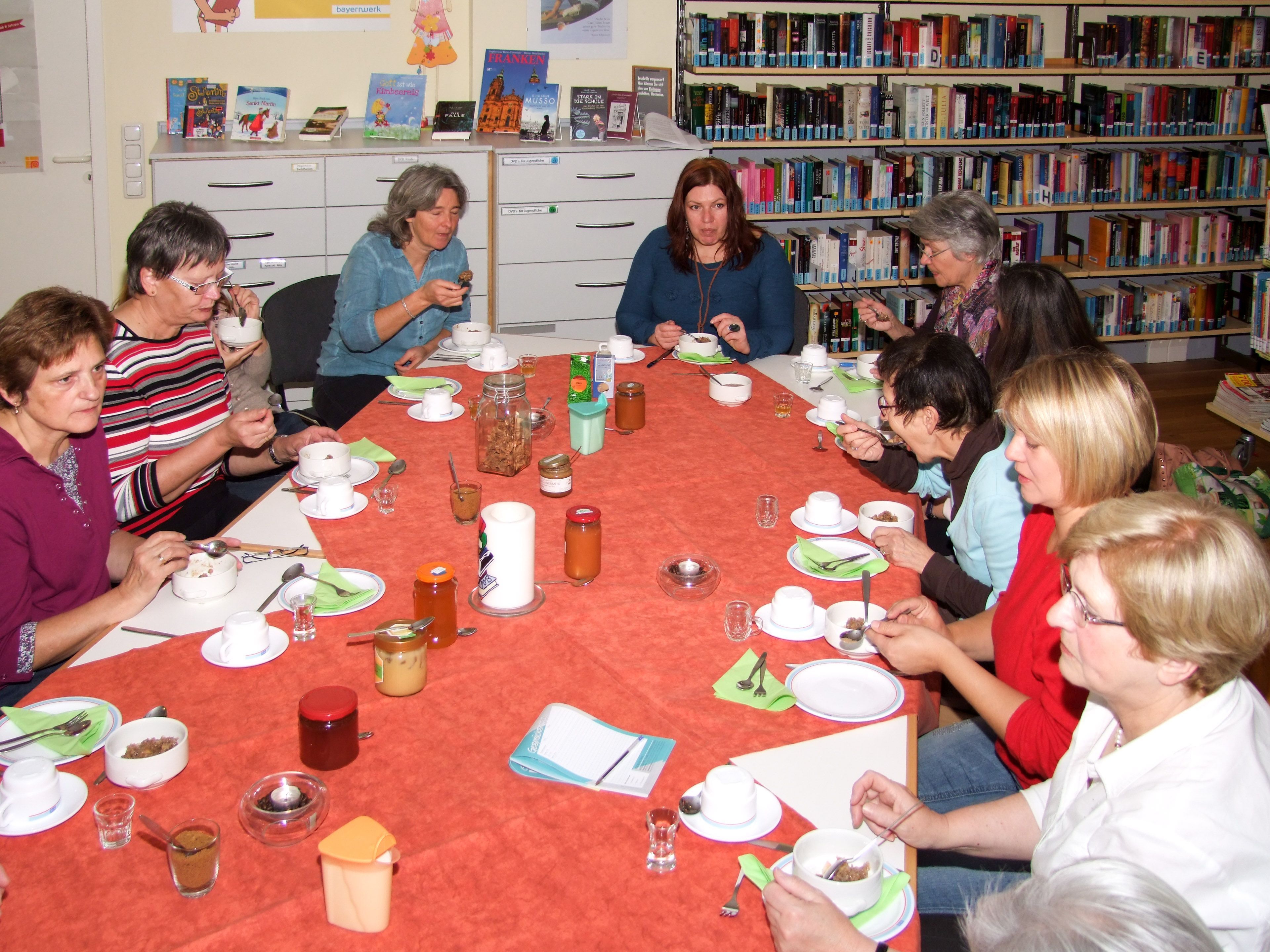 Hildegard von Bingen war mit allen Sinnen zu entdecken beim Frauenfrühstück in der Bücherei.