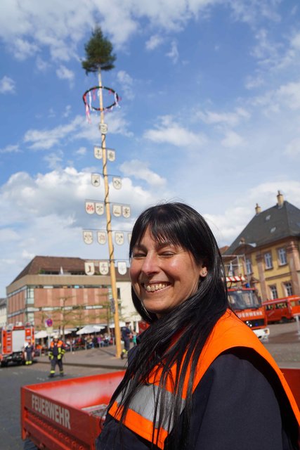 Erst die Arbeit, dann das Vergnügen! Eine Miltenberger Feuerwehr-Frau im Einsatz bei der Maibaum-Aufstellung.