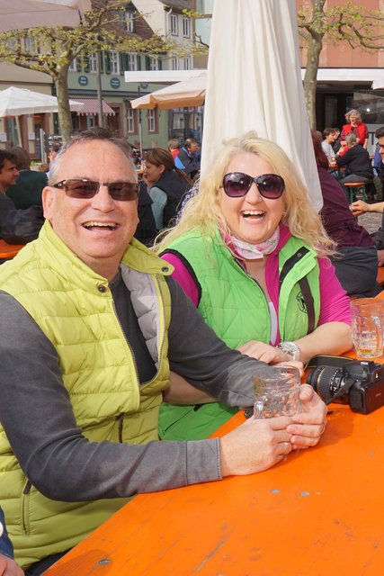 Gut gelauntes Miltenberger Paar - fast incognito dank Sonnenbrillen!