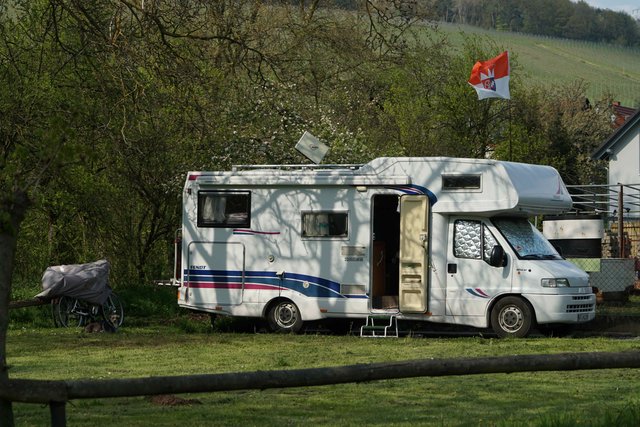 Die neue Wohnwagen-Saison hat wieder begonnen. Gesehen am Main.