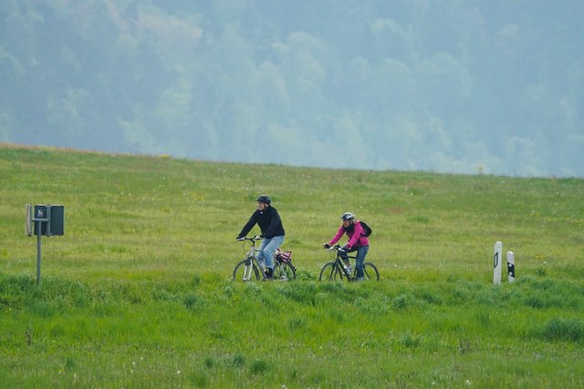 Radfahrer unterwegs bei Dorfprozelten am Main.