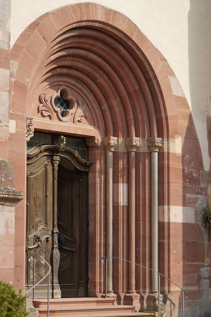 Kirchenportal im Kloster Bronnbach.