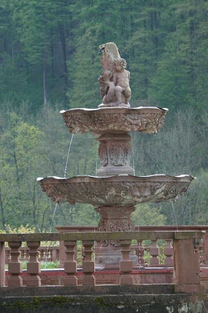 Kloster Bronnbach: Brunnen vor der sehenswerten Anlage.