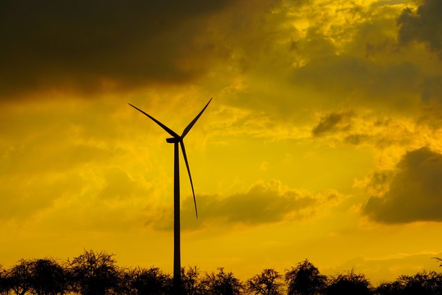 Abenddämmerung am 1.5.2016 im Odenwald.
