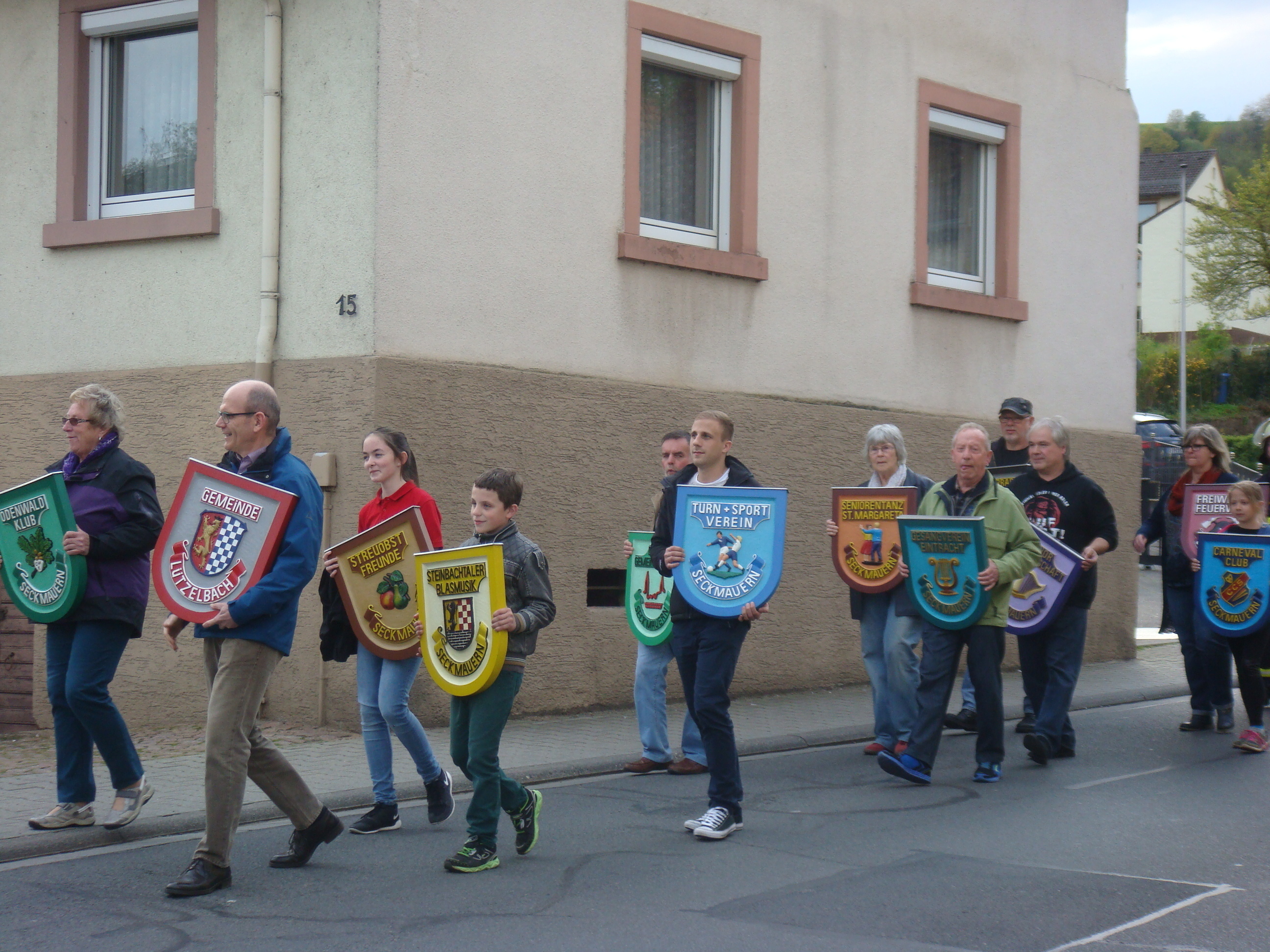 Vereinsvertreter mit Ihren Wappen