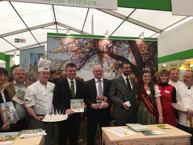 Kreisübergreifende Werbung: Die drei Odenwälder Landräte Dr. Achim Brötel (Neckar-Odenwald-Kreis), Jens Marco Scherf (Landkreis Miltenberg) und Frank Matiaske (Odenwaldkreis) auf dem Maimarkt Mannheim.