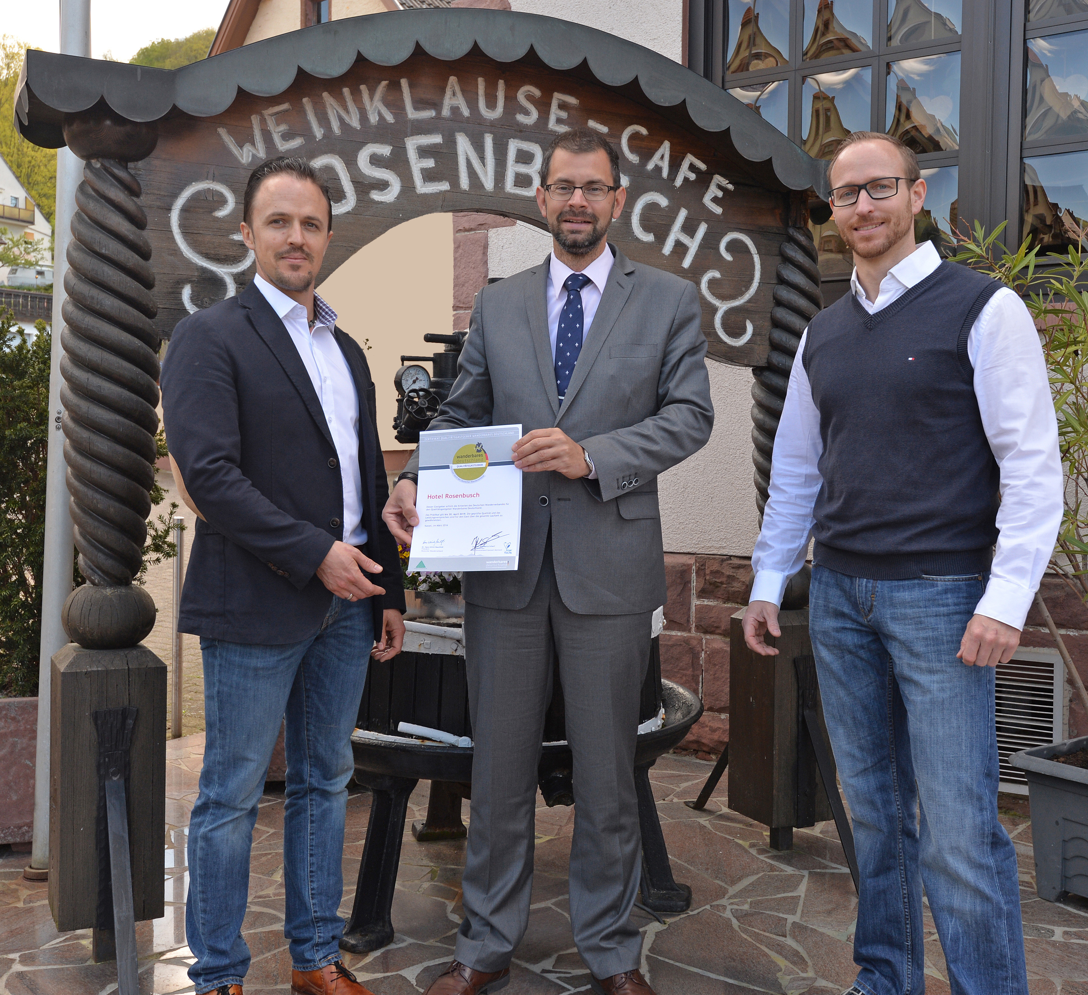 Landrat Jens Marco Scherf (mitte) überreichte die Zertifizierungsurkunde als „Qualitätsgastgeber Wanderbares Deutschland“ an die Inhaber des Hotels Rosenbusch in Großheubach, André (links) und Marco Stich.