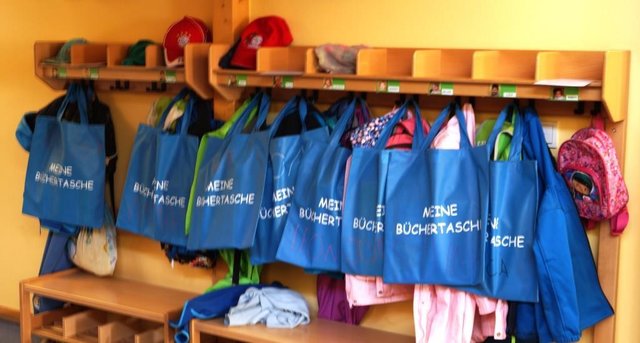 die gefüllten Büchertaschen hängen zur Mitnahme bereit