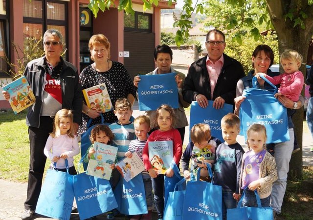 mit Kindern und Sponsoren am KiGa Traumland