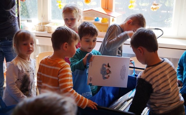 die "Traumland-Kinder" sind am Stöbern und Auswählen