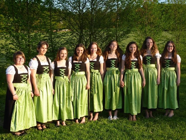 zum ersten Mal im neuen Dirndl - die Musikerinnen des Musikvereins Watterbach-Breitenbuch