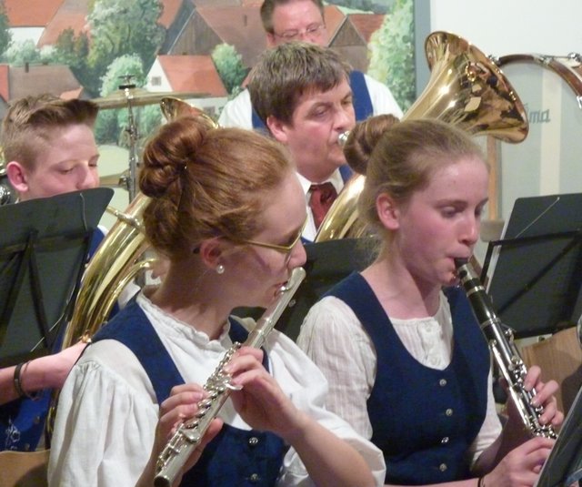 Odenwälder Trachtenkapelle Wenschdorf-Monbrunn unter der Leitung von Susanne Hock beim Musikalischen Maienabend 2016