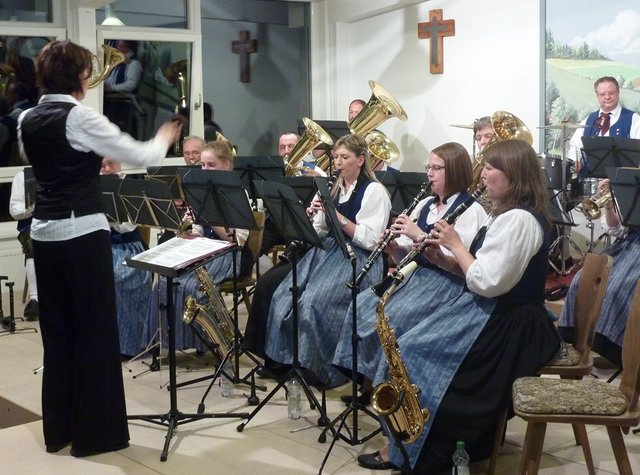 Odenwälder Trachtenkapelle Wenschdorf-Monbrunn unter der Leitung von Susanne Hock beim Musikalischen Maienabend 2016