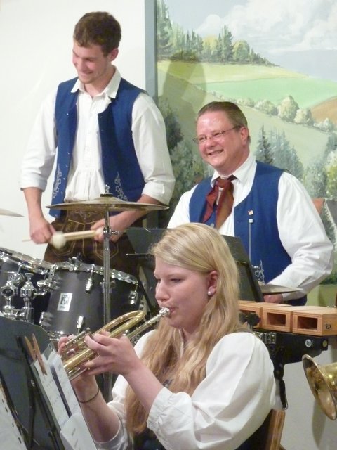 Odenwälder Trachtenkapelle Wenschdorf-Monbrunn unter der Leitung von Susanne Hock beim Musikalischen Maienabend 2016