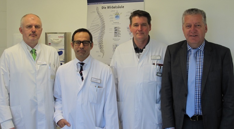 Ärztliche Kompetenz für interdisziplinäre Behandlungen der Wirbelsäule: (v. l.) Sektionsleiter Oberarzt Dr. Univ. Attila Tóth, Chefarzt Dr. Bernd Gritzbach und Neurochirurg Ralph Ringeisen mit Klinikgeschäftsführer Norbert Mischer.