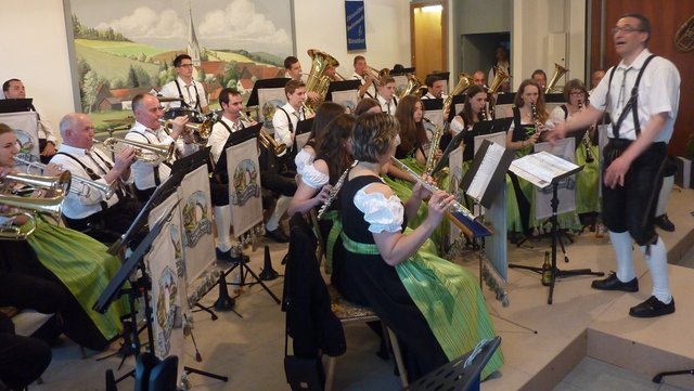 Musikkapelle Watterbach-Breitenbuch unter der Leitung von Christian Trunk beim Musikalischen Maienabend 2016 in Wenschdorf