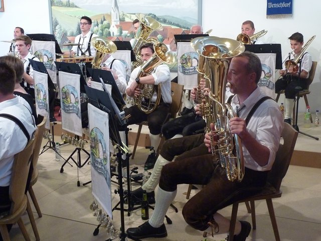 Musikkapelle Watterbach-Breitenbuch unter der Leitung von Christian Trunk beim Musikalischen Maienabend 2016 in Wenschdorf